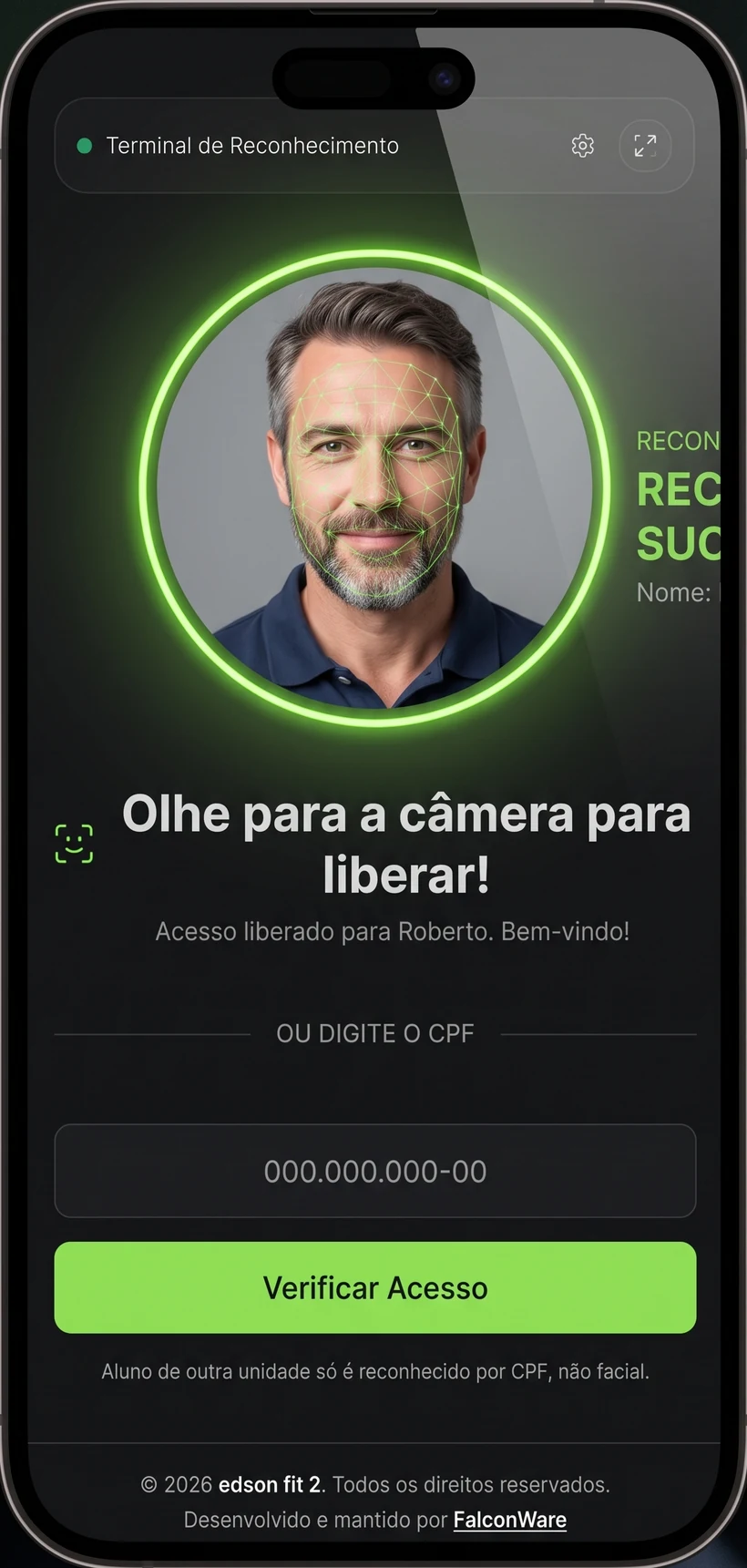 Reconhecimento facial do WareFit rodando no celular, com o aluno identificado e o acesso liberado