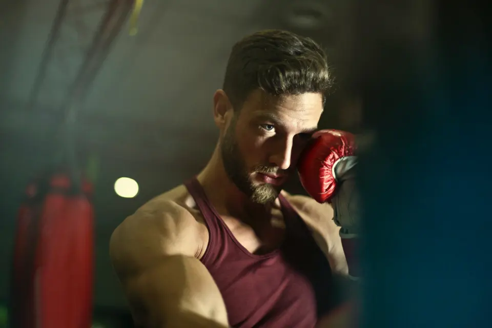 Boxeador em guarda com a luva