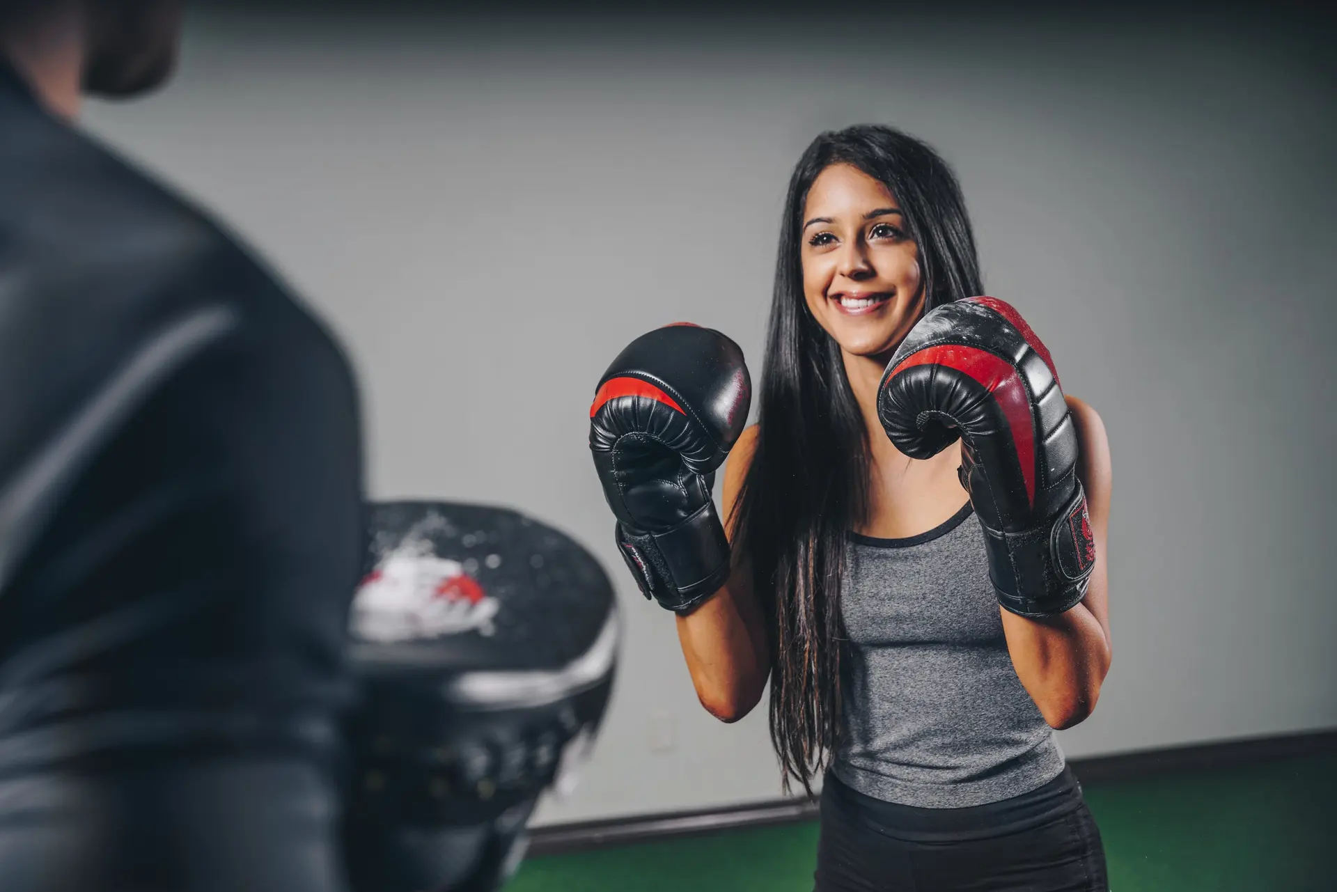 Atleta de luvas sorrindo no treino